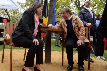 V Bruselu odhalili Lavičku Václava Havla, zákoutí má zvát k dialogu a setkání občanů s politiky