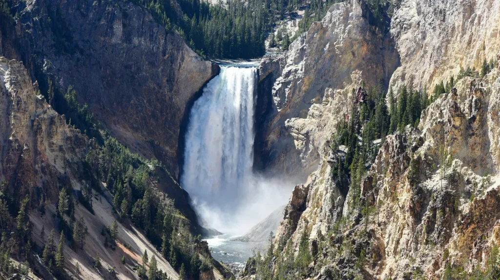 Vodopád Lower Falls v Yellowstonském národním parku