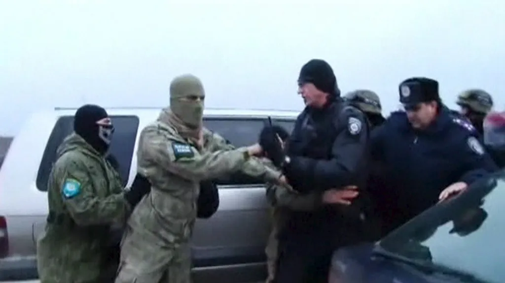 Aktivisté brání bezpečnostním silám na Krymu v přístupu ke zničenému sloupu elektrického vedení