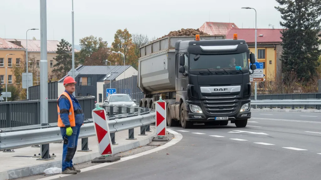 Na opravený most v Kolíně už mohou i nákladní auta