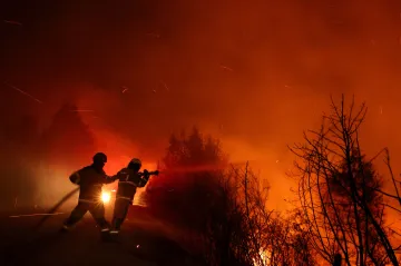 S ničivým požárem v Chile už několik dní bojují hasiči i místní 