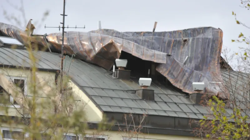 Silný vítr odfoukl plechovou střechu na budově základní školy v Brně-Líšni v ulici Horníkova,  Autor: Zehl Igor,  Zdroj: ČTK