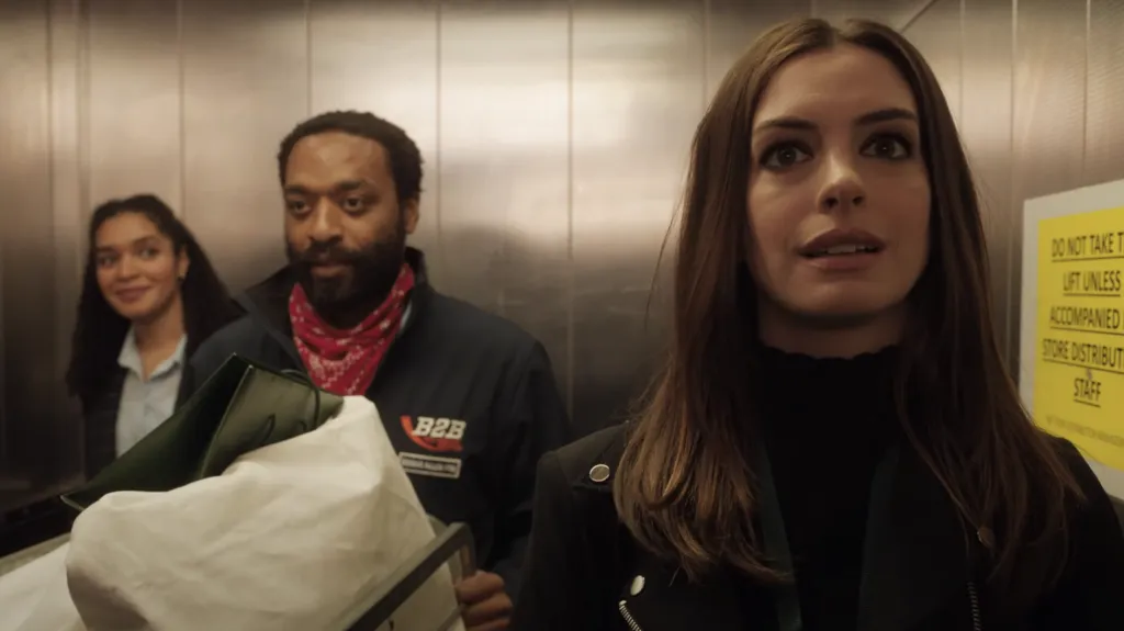 Chiwetel Ejiofor (uprostřed) a Anne Hathawayová (vpravo) ve filmu Lockdown