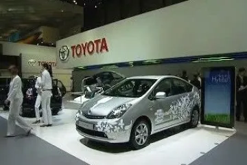 Toyota nestíhá poptávku po vozech s hybridními motory, šance využívají další firmy