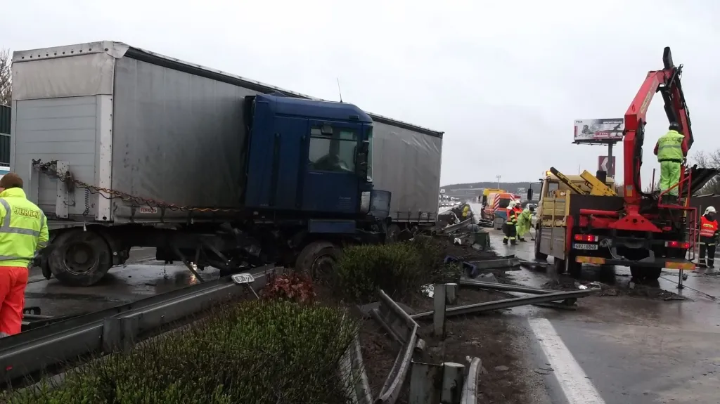 Kamion zasahoval do obou jízdních pruhů