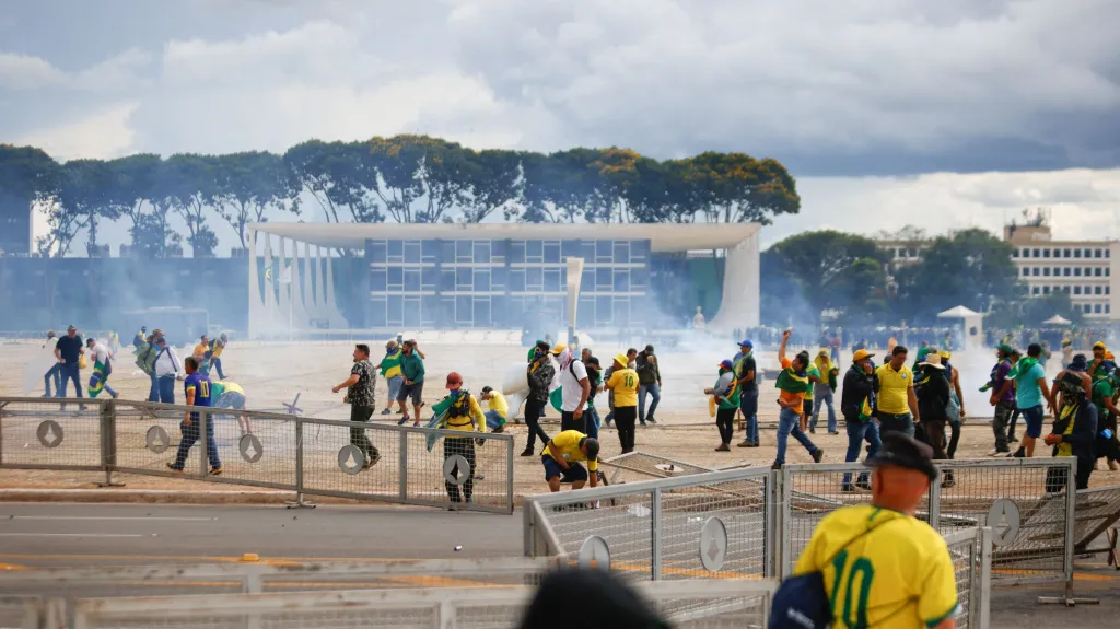 Přívrženci brazilského exprezidenta Bolsonara protestují proti jeho nástupci