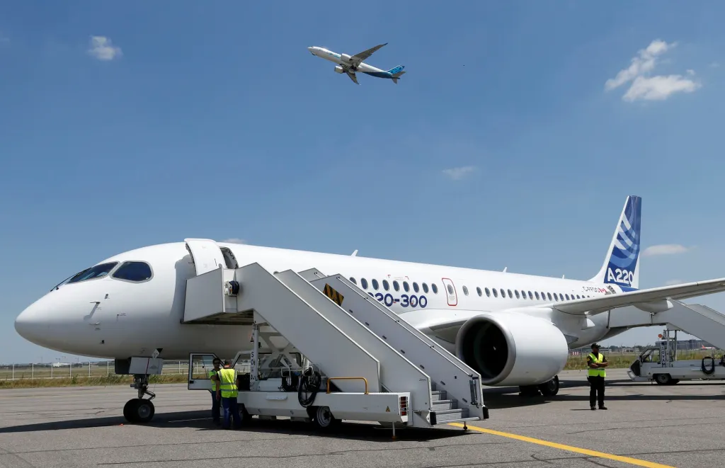 Letoun Airbus A220-300 po přistání v Colomiers u Toulouse ve Francii. Toto „Áčko“ vzlétlo poprvé v září 2013 a počtem míst pro cestující na palubě je hned po A 318 nejmenší