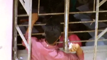 Příbuzní a kamarádi házejí indickým studentům taháky přímo do oken třídy