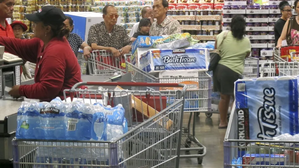 Lidé v Honolulu se zásobují před očekávaným příchodem bouře
