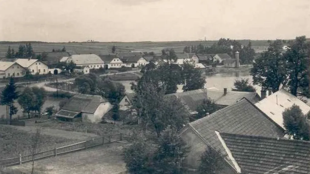 Dobronín - obec, kde byl nalezen hromadný hrob