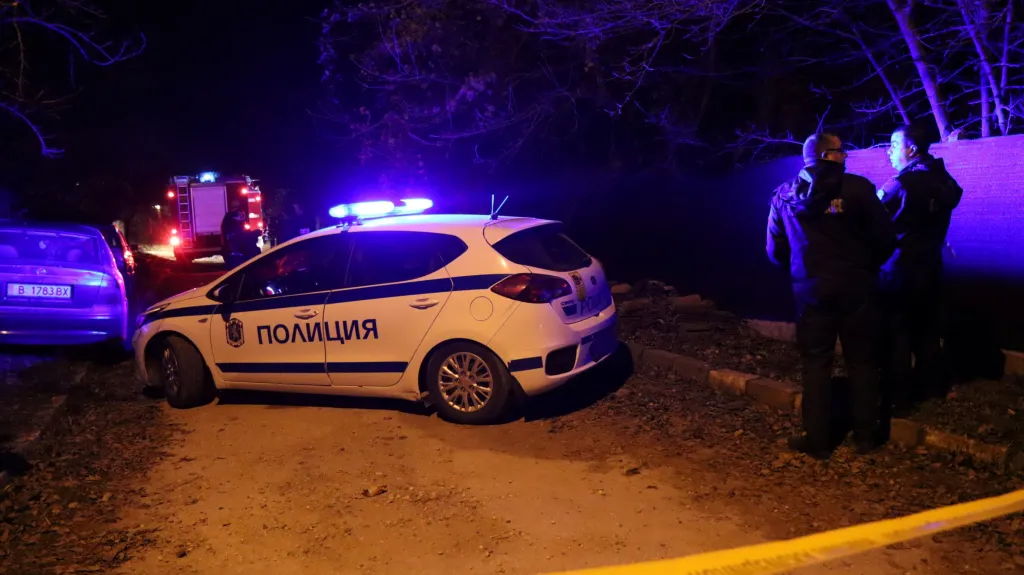 Bulharští policisté v blízkosti pečovatelského domu, kde začalo hořet