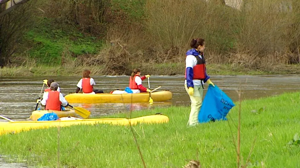 Dobrovolníci čistí Sázavu