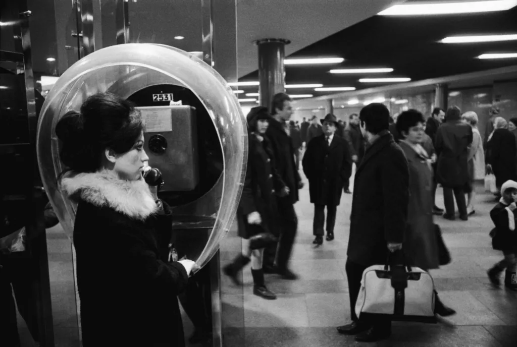 V automatech, které byly na veřejných místech, se vhazovaly do zařízení mince. Snímek ukazuje podchod na Václavském náměstí v roce 1968