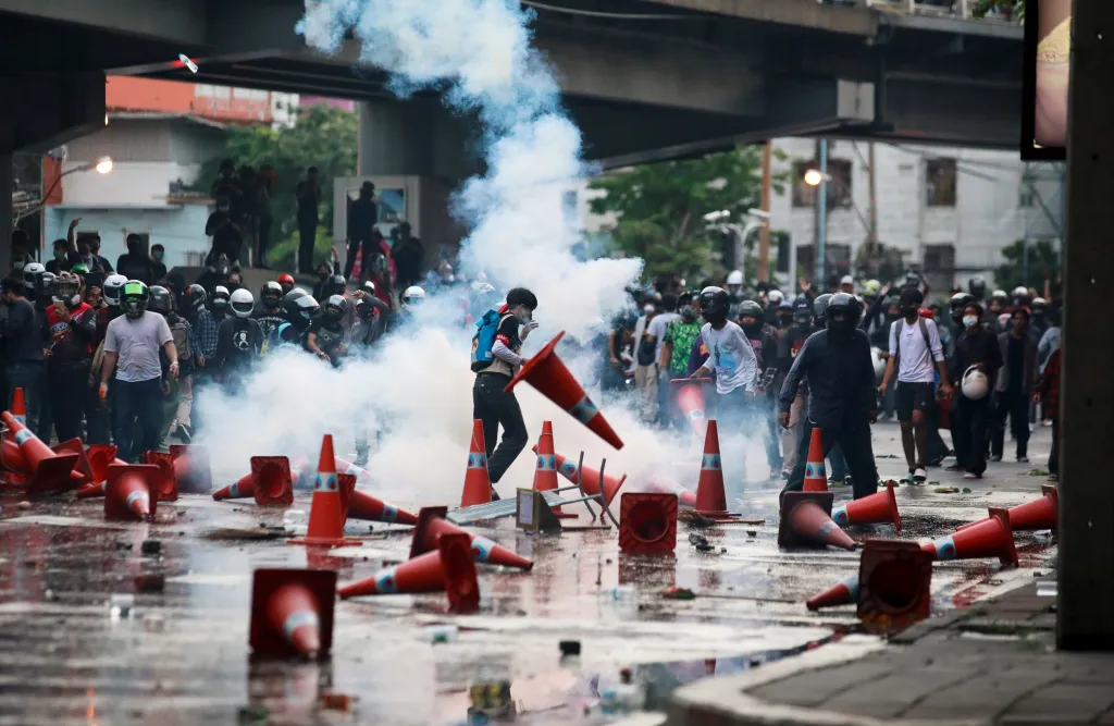 Protestovalo se také v Thajsku. Lidem se tu nelíbí kroky vlády v boji s pandemií. Demonstranti se v Bangkoku střetli s policií