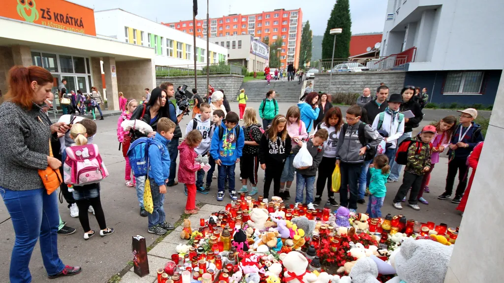 Pietní místo před základní školou v Kláštěrci nad Ohří