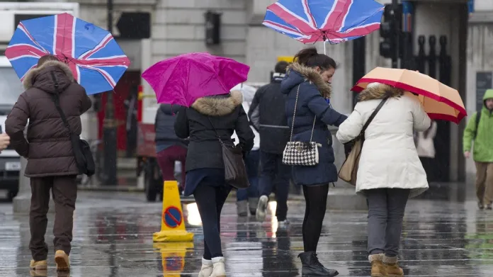 Londýňané čelí silnému větru v centru města