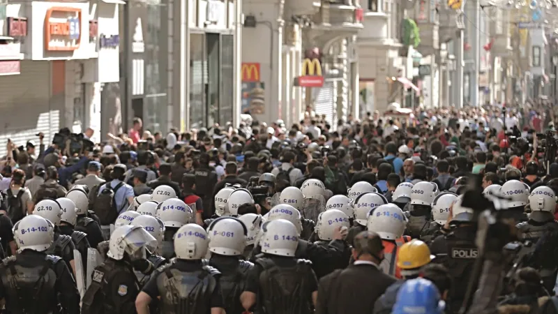 Stovky demonstrantů znovu v ulicích
