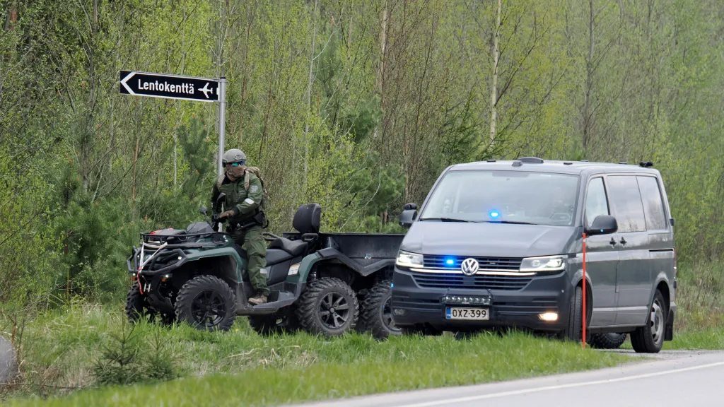 Policejní vozidlo a čtyřkolka u nehody na jihu Finska