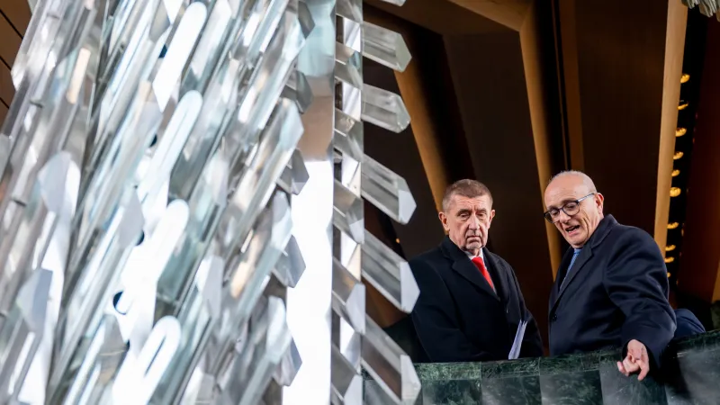 Andrej Babiš a Jan Burian při prohlídce Nové scény před rekonstrukcí