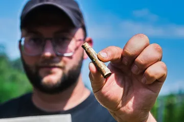 Knoflíčky, hrnky i nábojnice. Archeologové zkoumají bývalý tábor pro Romy