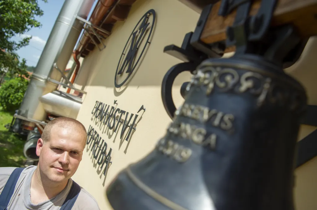 Zvony získaly jeho náklonnost i díky zvuku. Vedle vzhledu je důležitá také hudební estetika, což je spojení, které zvonaře fascinuje. V neposlední řadě si váží toho, že jeho výrobky mají trvalou hodnotu a vydrží po staletí