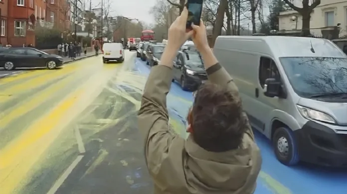 Ulici před ruskou ambasádou v Londýně pokryly ukrajinské barvy
