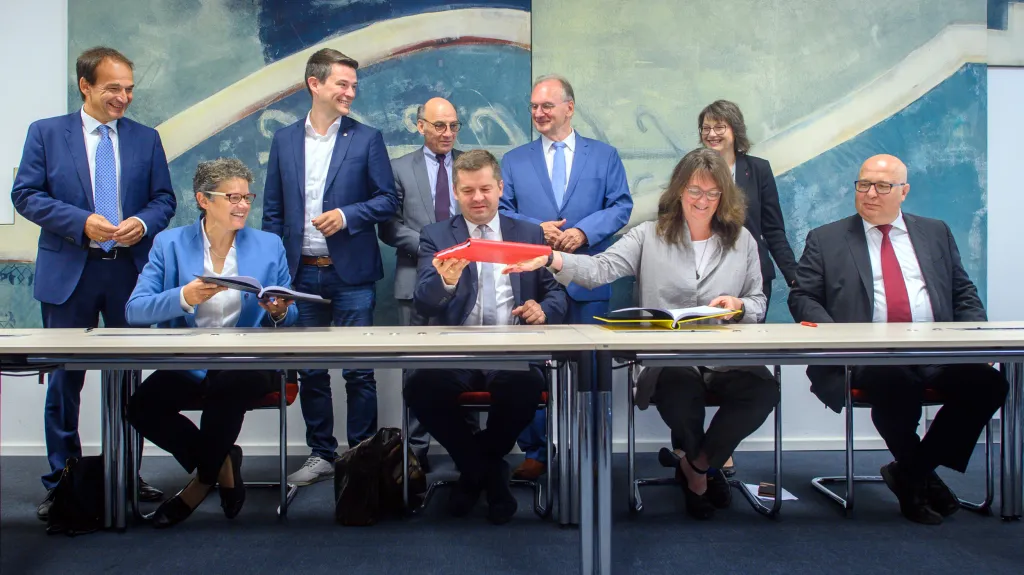 Pospis koaliční smlouvy, Haseloff v horní řadě druhý zprava