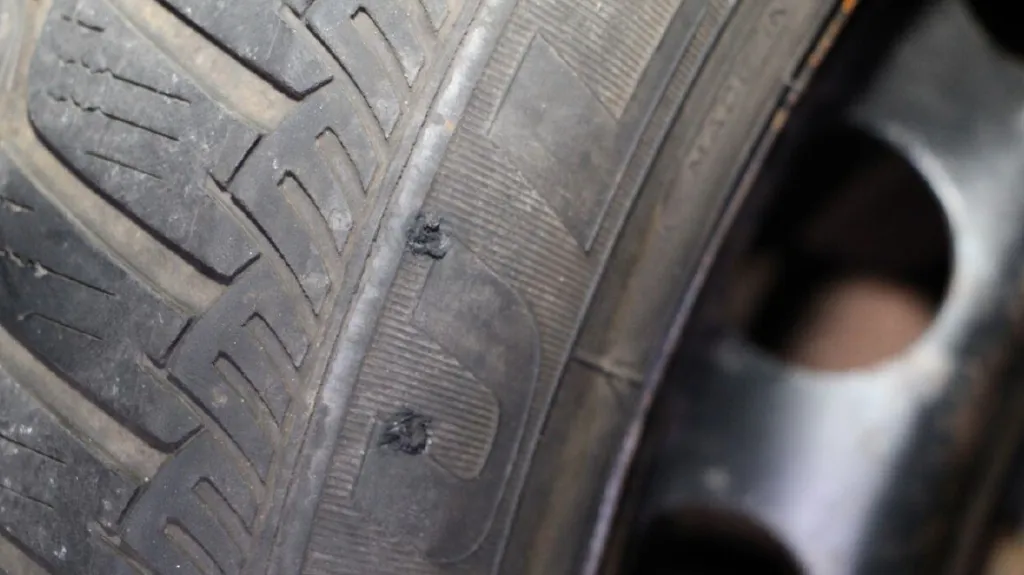 Zničená pneumatika