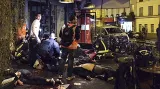 Svědci střelby na terase restaurace La Belle Équipe v ulici Rue de Charonne. Střelba dvou útočníků začala ve 21:36 SEČ a trvala několik minut. Ozbrojenci bylo zabito celkem 19 osob.