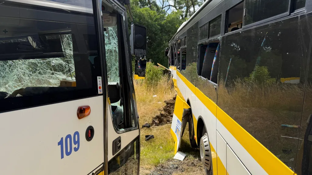 Následky srážky dvou autobusů na Znojemsku