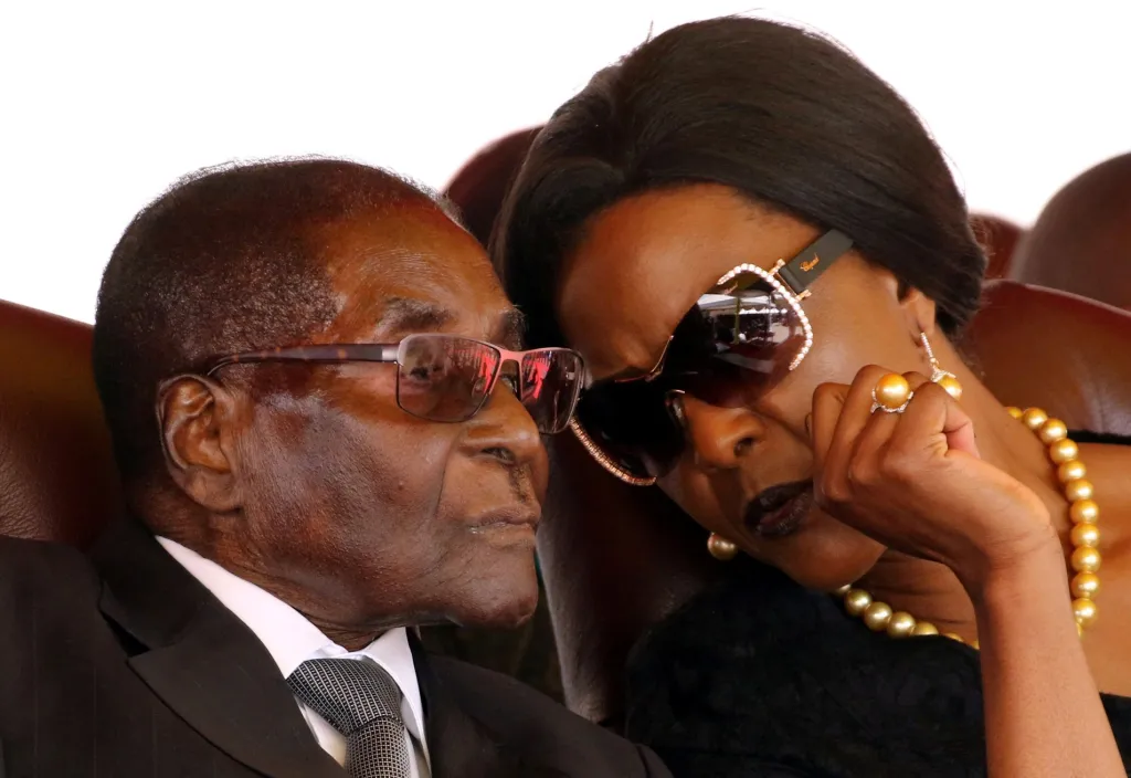Prezident Robert Mugabe a jeho manželka Grace se účastní pohřbu Mauda Muzendy a George Rutanhira, v Harare v Zimbabwe 26. srpna 2017