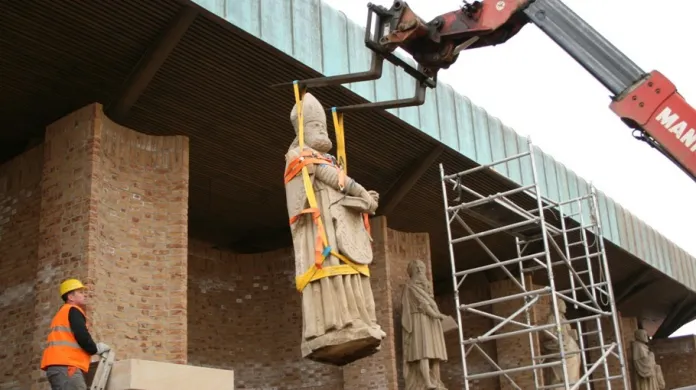 Sochy světců putují na ohradní zeď velehradské baziliky