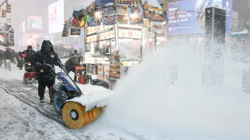 Muž odklízí sníh na Times Square v New Yorku