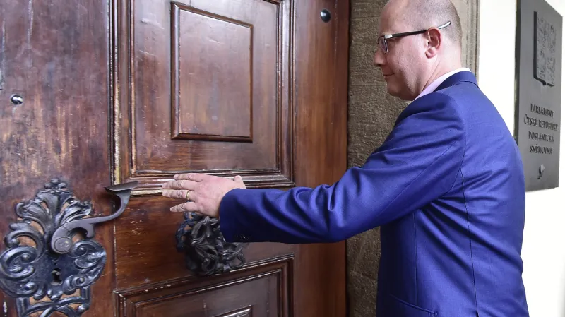 Neveřejnými výslechy svědků pokračovala 27. července v Praze schůze sněmovní vyšetřovací komise k prověření privatizace OKD. Na snímku je bývalý premiér Bohuslav Sobotka při příchodu na zasedání