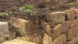 Uvolněné kameny v zídce na zahradě vily Tugendhat