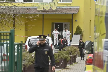 Policisté obvinili mladíka z vraždy pedagoga v Praze. Hrozí mu až dvacet let vězení
