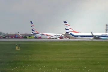 Na pražském letišti o sebe zavadila dvě letadla. Nikomu se nic nestalo