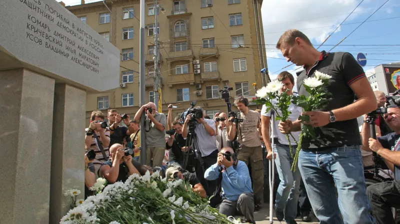 Opoziční politik Alexej Navalnyj klade květiny na hrob zemřelých demonstrantů