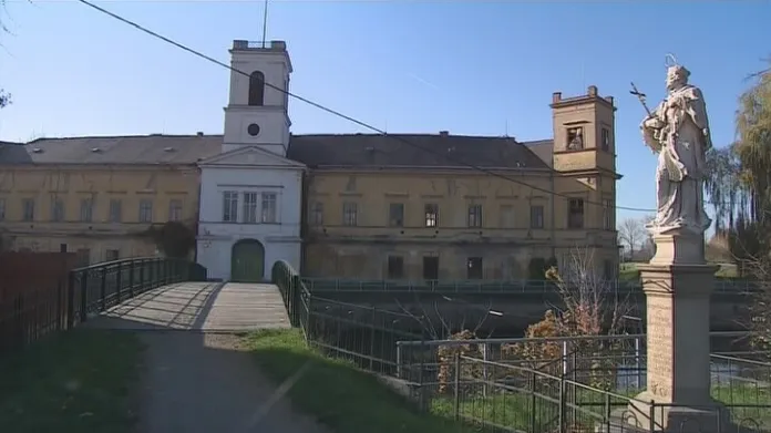 Zchátralý zámek ve Veselí nad Moravou