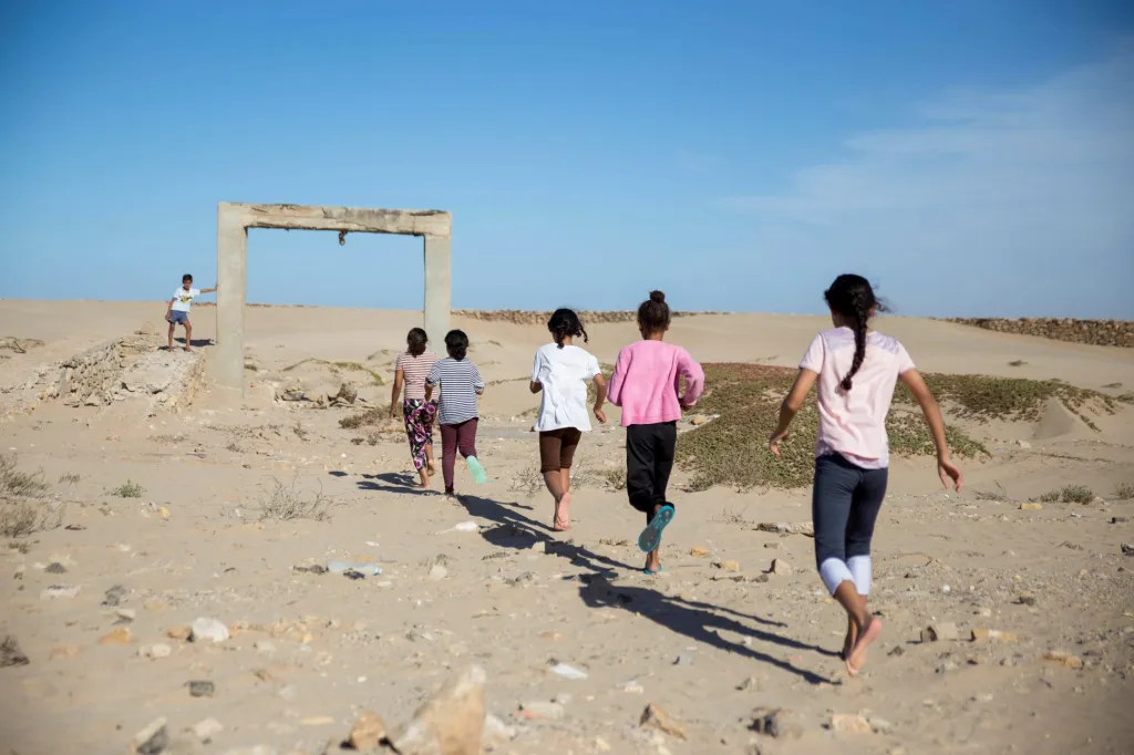 Další záslužnou činností je integrace dívek v muslimské společnosti. Dívky zpravidla nemají stejné postavení jako chlapci v jejich věku a sportovní aktivita dívek z náboženských důvodů naráží na limity