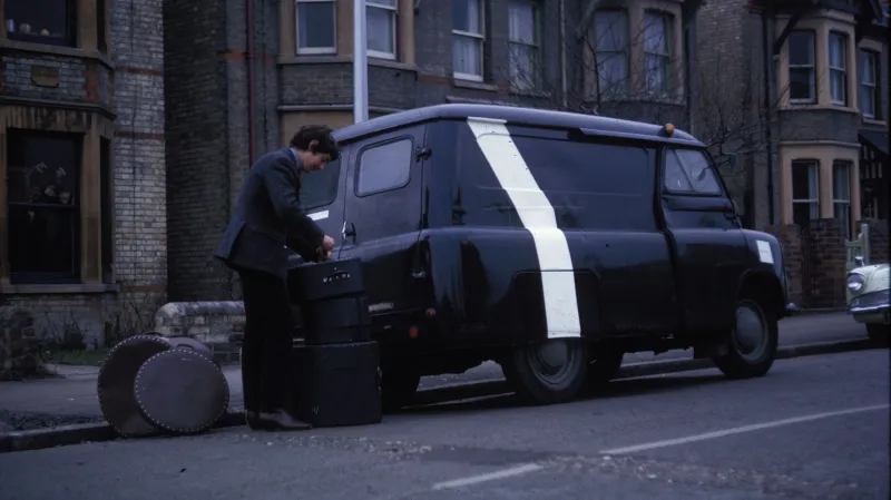 Bubeník Nick Mason při nakládání dodávky