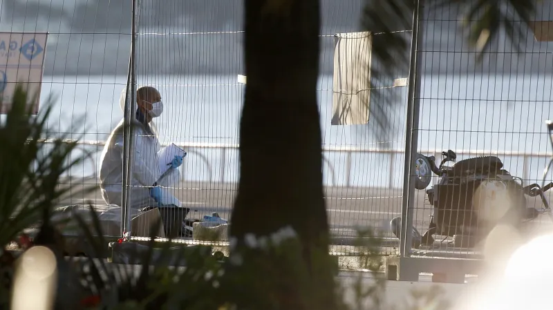 Vyšetřovatelé na promenádě v Nice