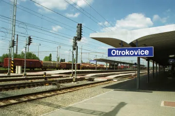 Vlaky na Zlínsku kvůli poruše na trati stále nabírají zpoždění. Opravy mohou trvat týdny