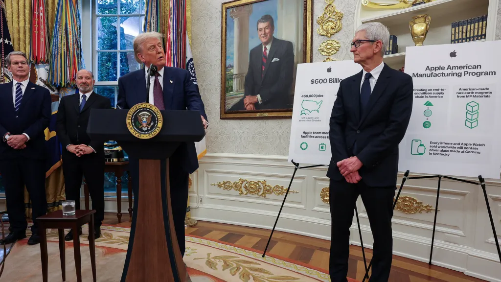 Americký prezident Donald Trump přivítal v Bílém domě generálního ředitele společnosti Apple Tima Cooka