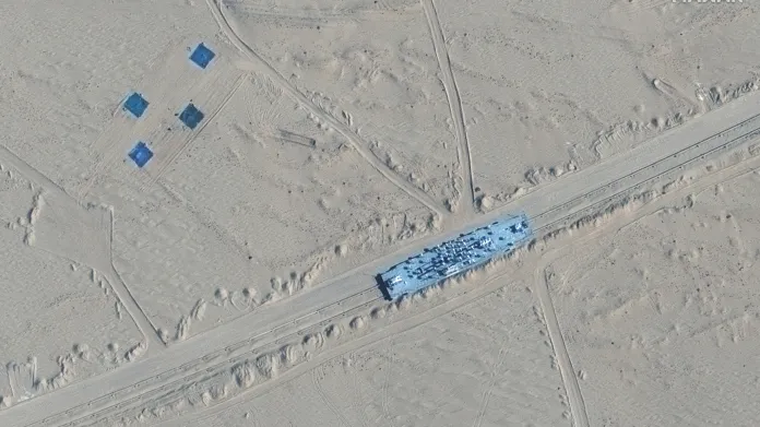 Satelitní snímky makety americké válečné lodě v čínské poušti Taklamakan