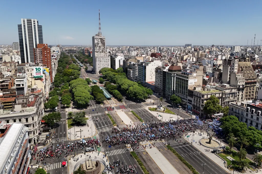 Procesí odborářů a protestujících v ulicích Buenos Aires