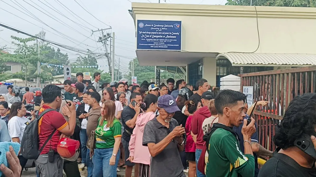 Lidé stojí před školou na jihu Filipín po útoku střelce