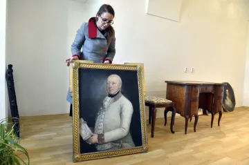 Do empírového zámku v Raduni se vrátily unikátní předměty z původního mobiliáře 