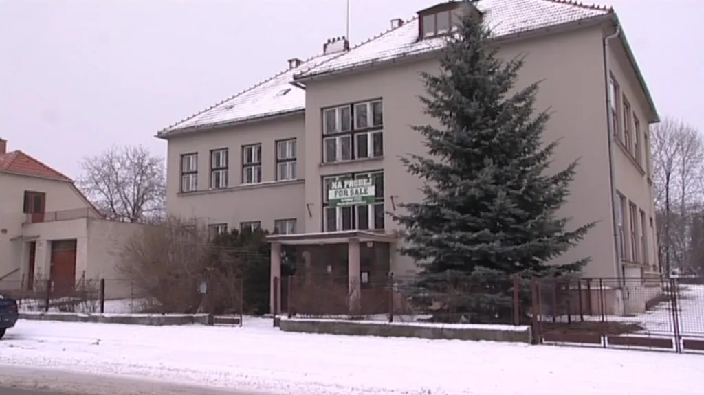 Prázdný areál bývalého strojírenského učiliště