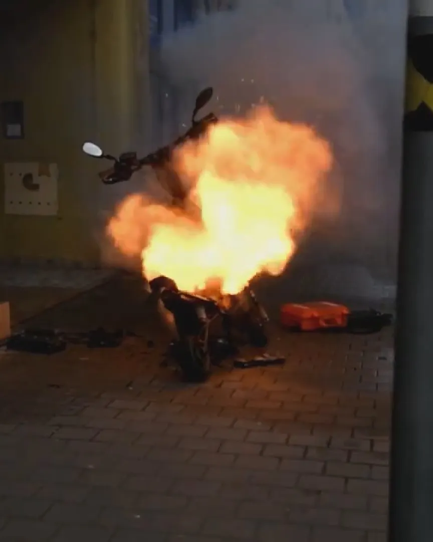 Baterie v elektrokoloběžce vybuchne a zapálí byt, popsali hasiči sílící trend